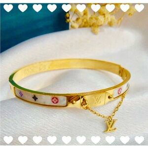 Gold and White Charm Bracelet with Free Jewelry Bag.